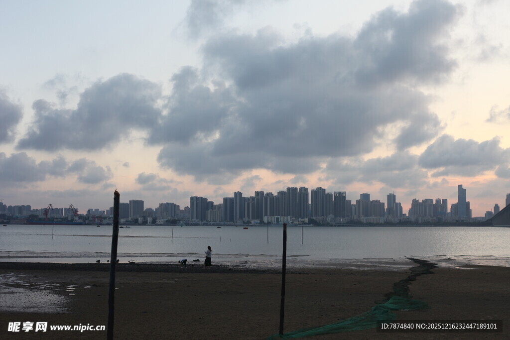 城市江畔黄昏美景