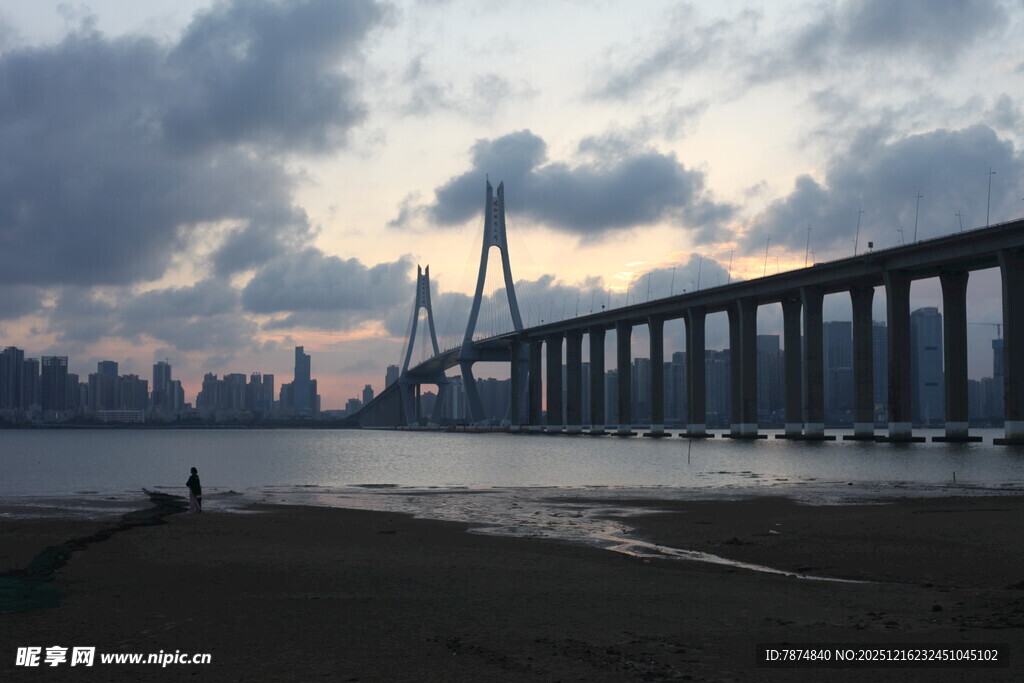 黄昏下的跨海大桥美景