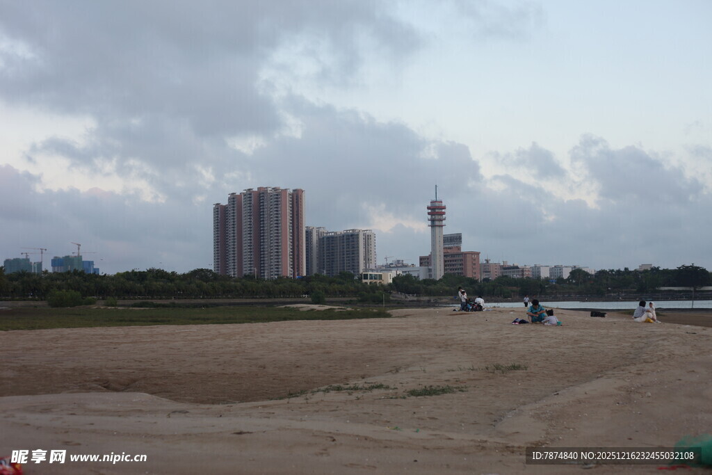 城郊工地与远处高楼景象