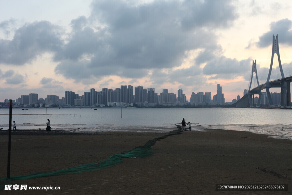 江边城市风光与桥梁景致
