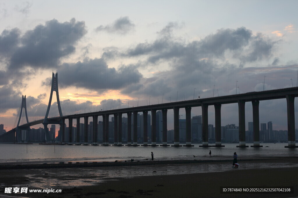 黄昏下的跨海大桥美景