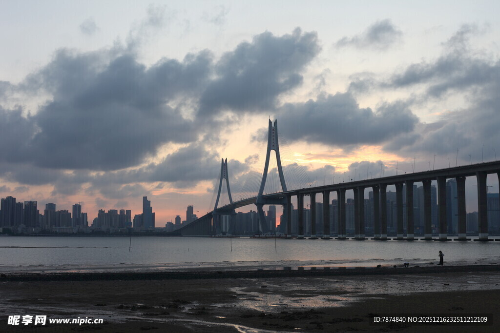 黄昏下的跨海大桥美景