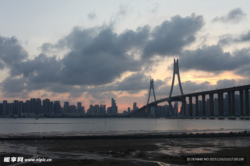 黄昏下的跨海大桥美景
