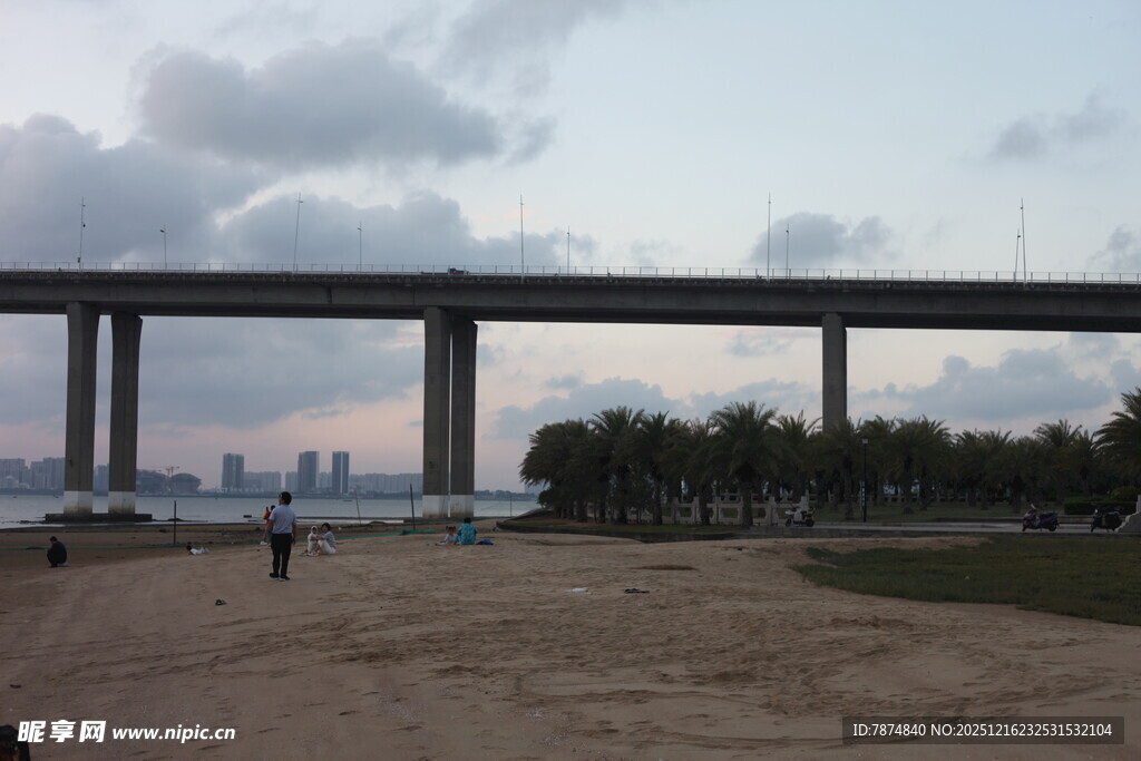 黄昏下的高架桥与沙滩