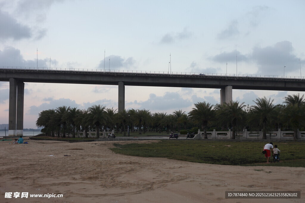 高架桥横跨开阔场地