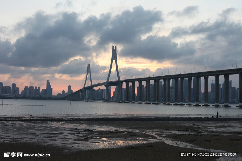 黄昏下的跨海大桥美景