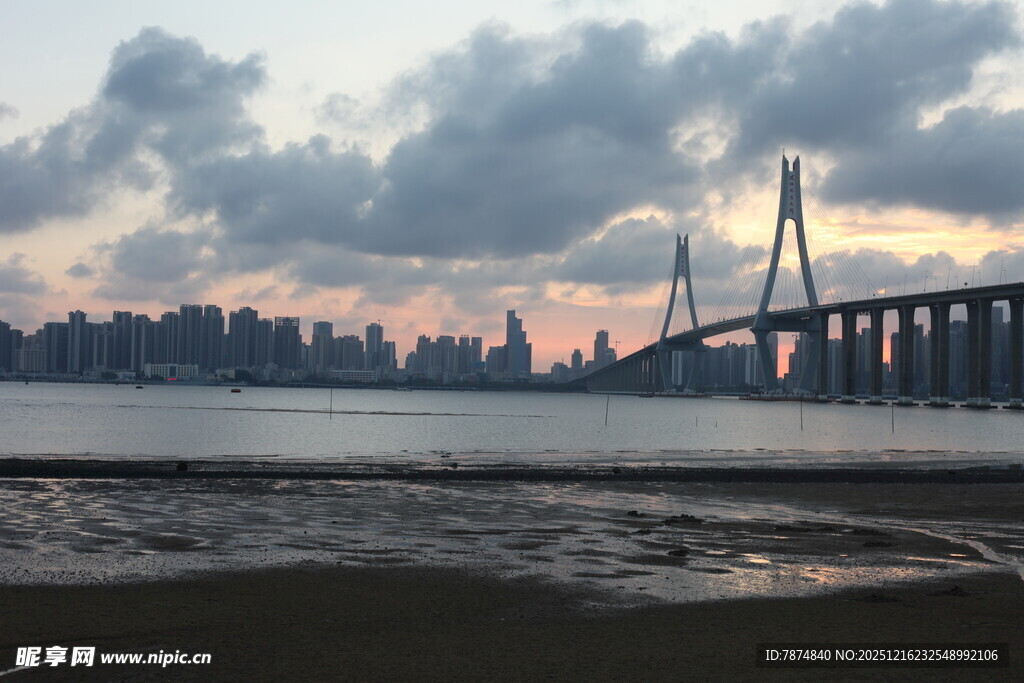 黄昏下的城市跨海大桥