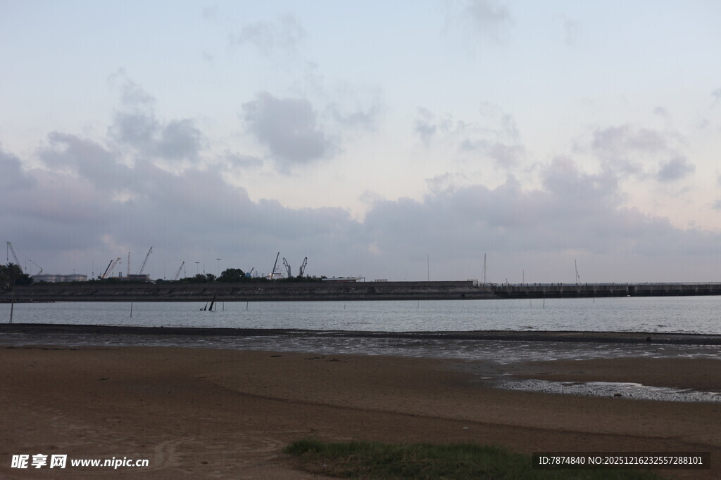 黄昏下的宁静河岸风光