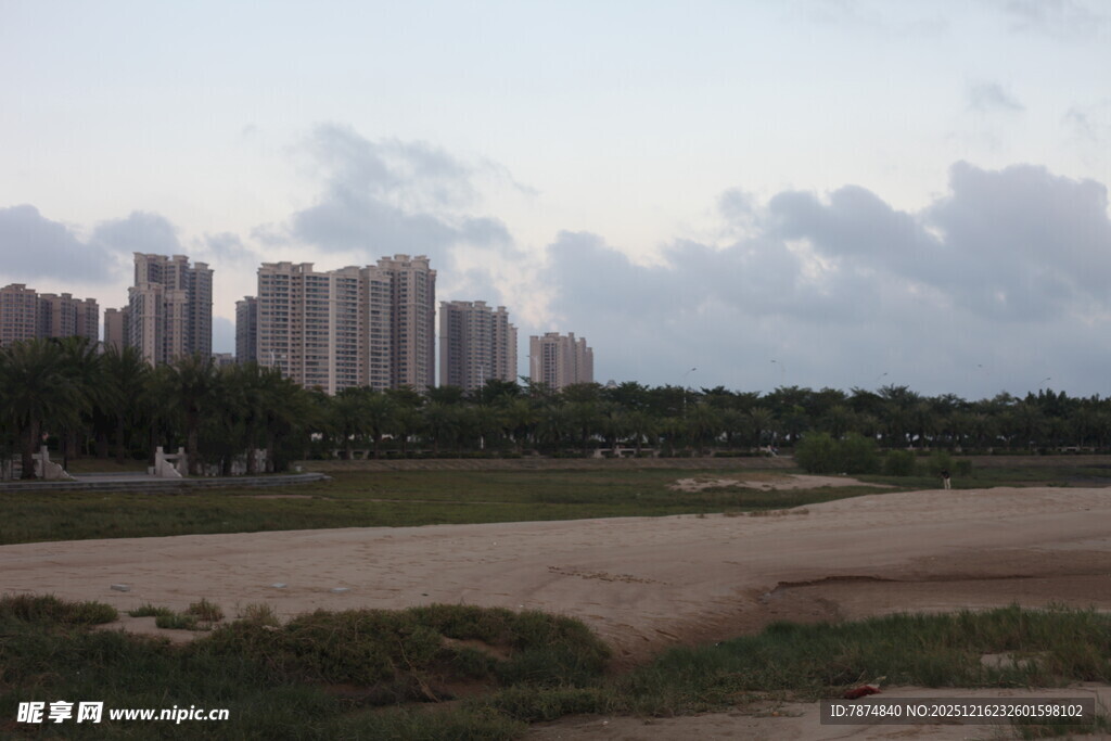 城郊远景高楼与开阔地