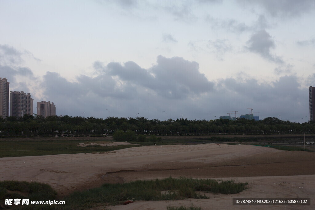 城郊风景云下绿地与高楼