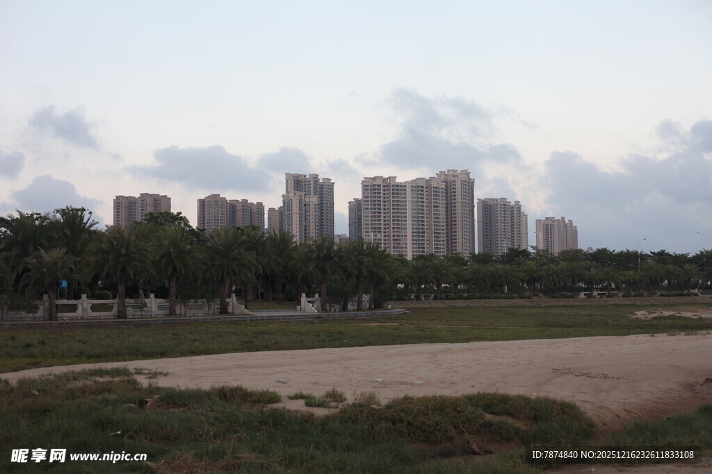 城郊风景高楼与绿地相映