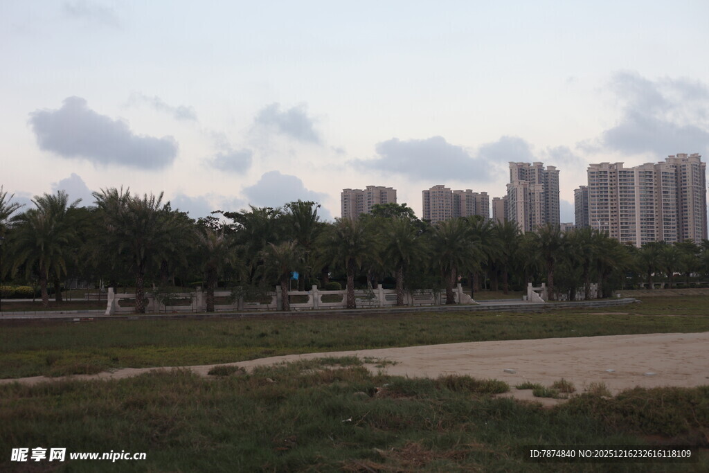 城郊风景楼林与绿地相映