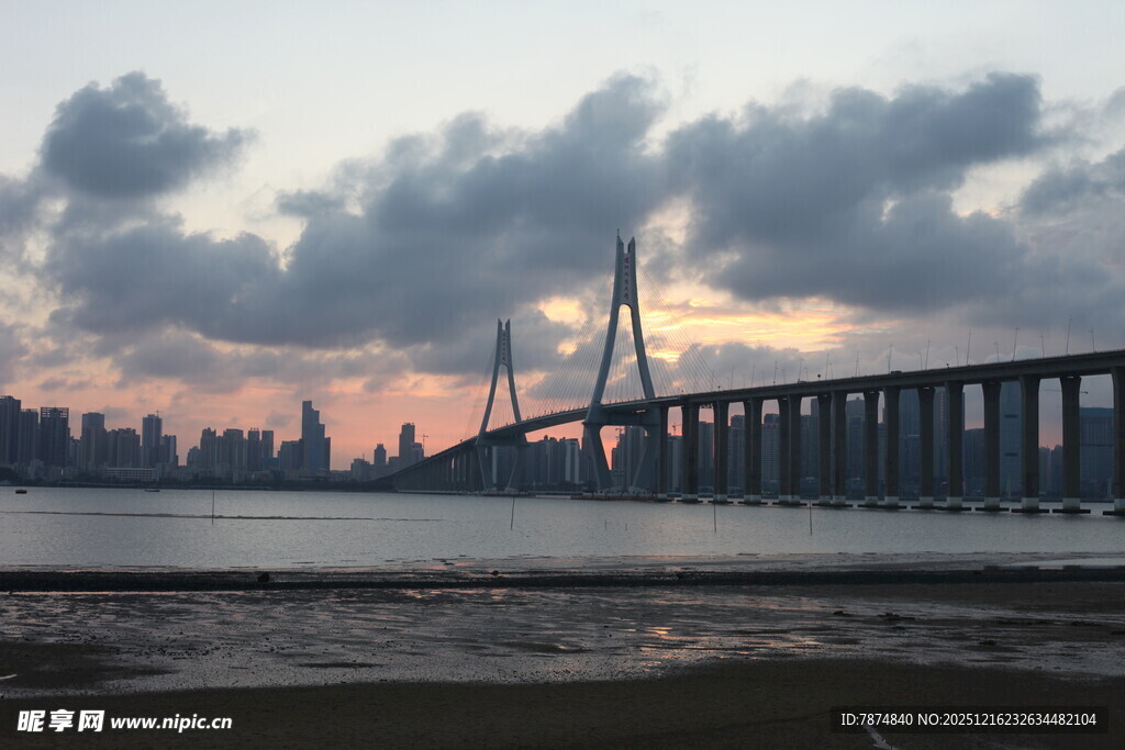 夕阳下的跨海大桥美景
