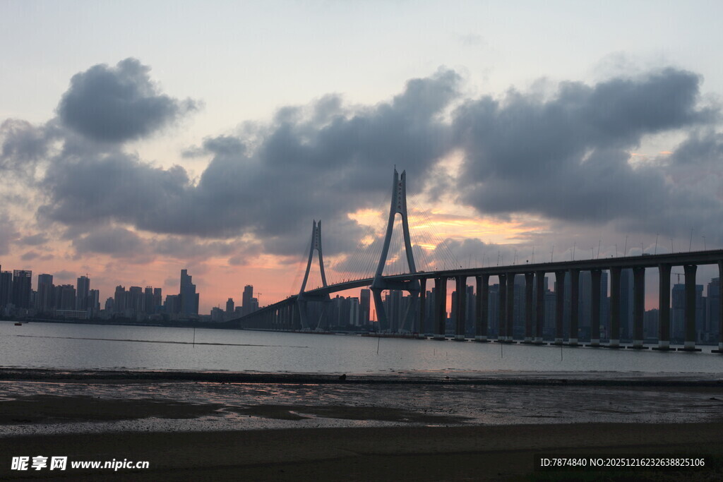 黄昏下的跨海大桥美景