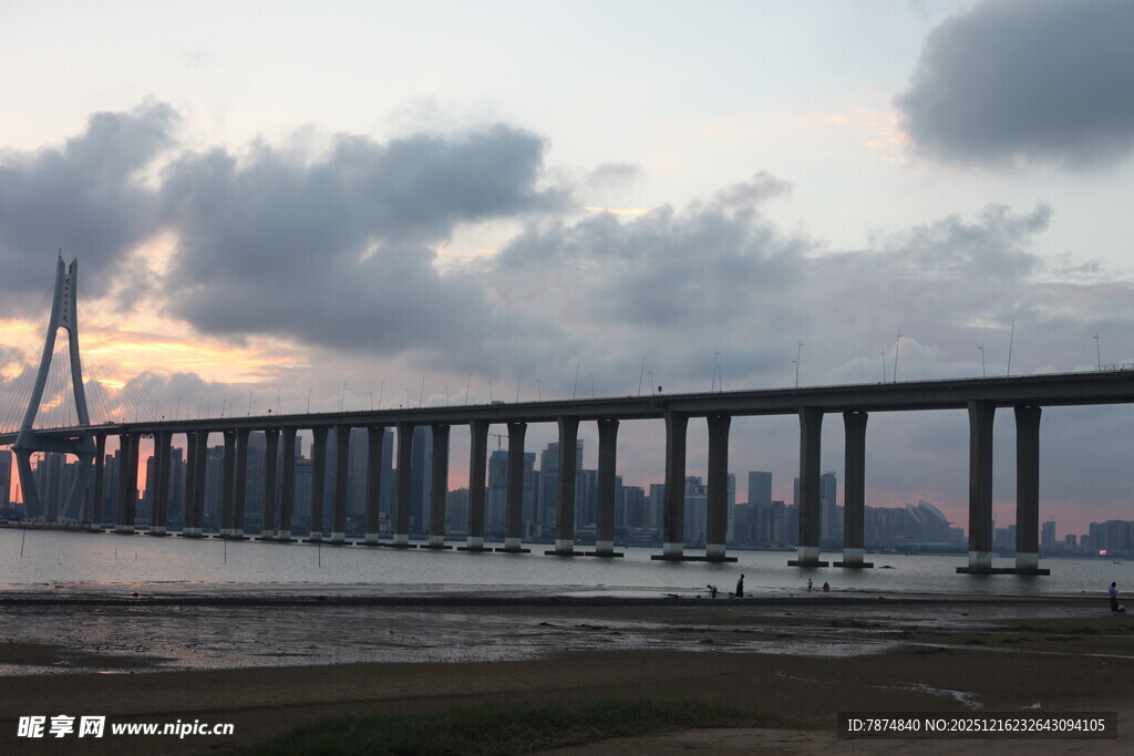 夕阳下的跨海大桥美景