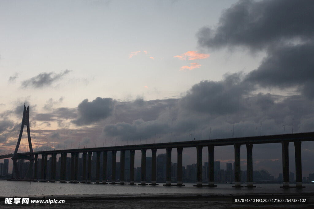 黄昏下的跨海大桥美景