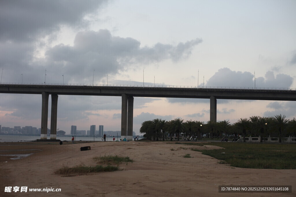 黄昏下的高架桥景观