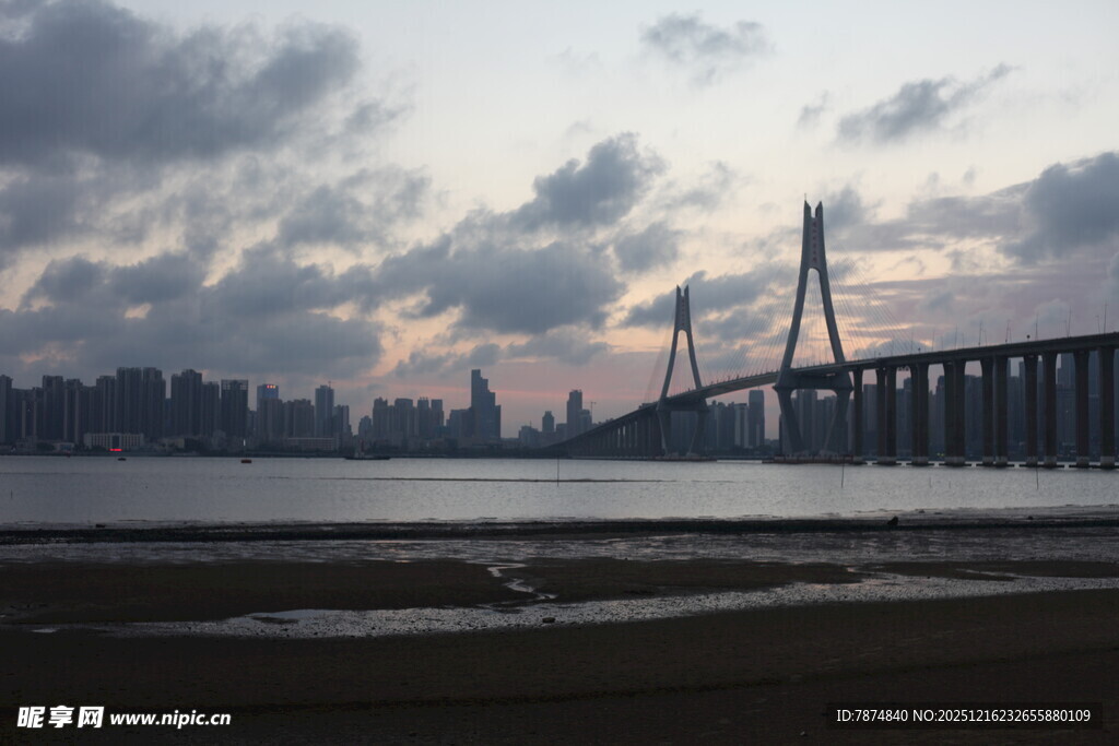 黄昏下的城市跨海大桥
