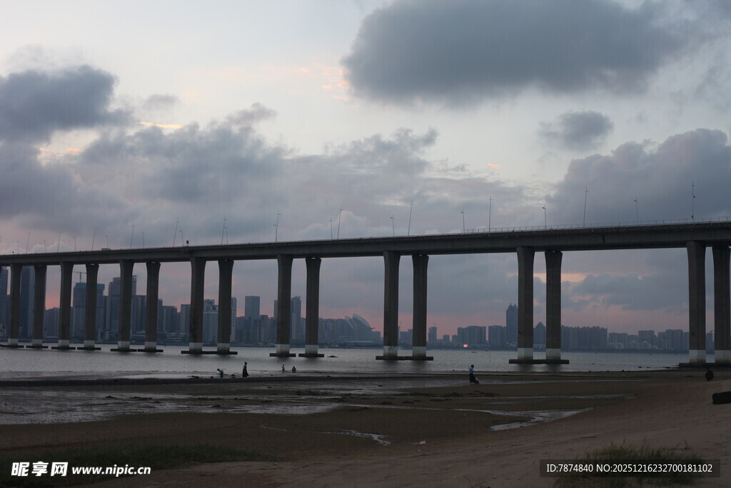 黄昏下的跨海大桥