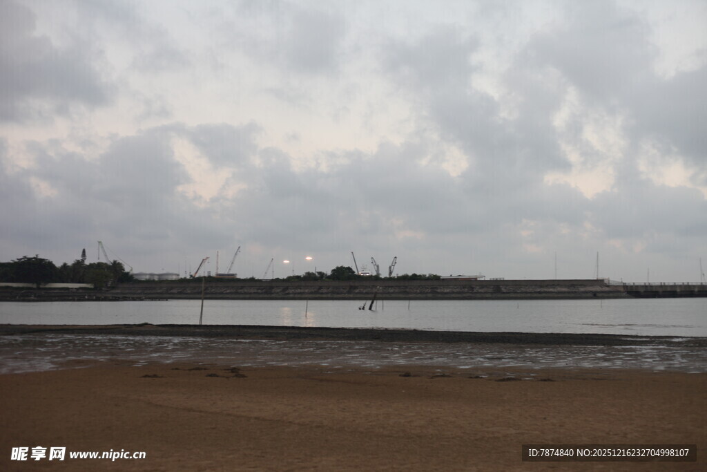 海边阴天景象
