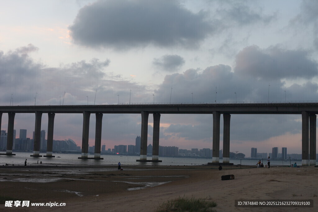 黄昏下的跨海大桥美景
