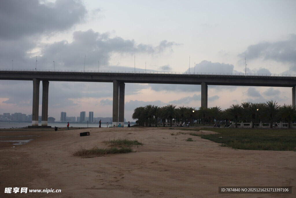 黄昏下的高架桥远景