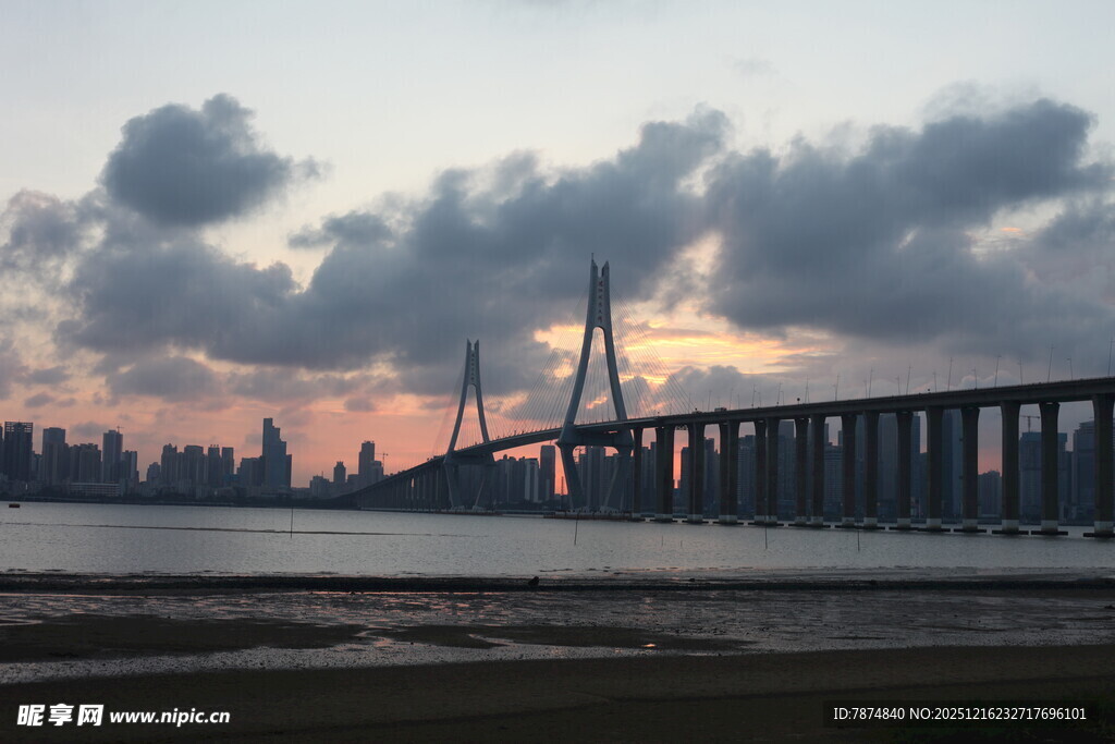 黄昏下的跨海大桥美景