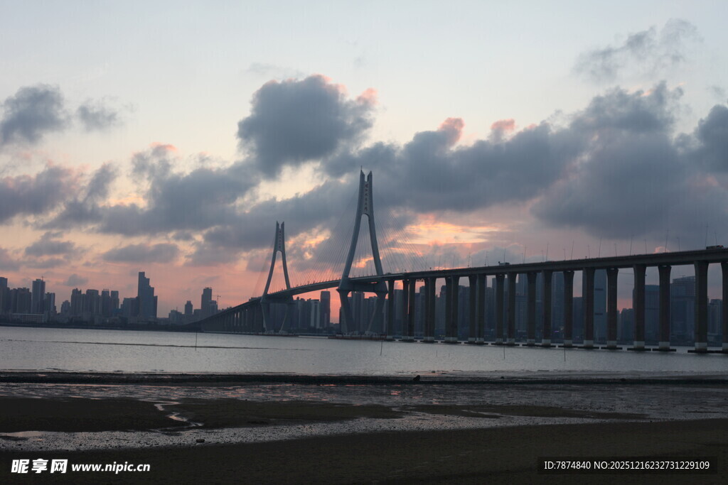 黄昏下的跨海大桥美景
