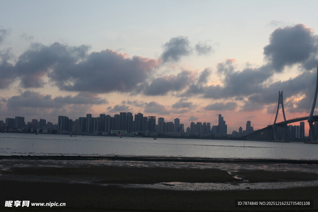 黄昏下的城市江景风光