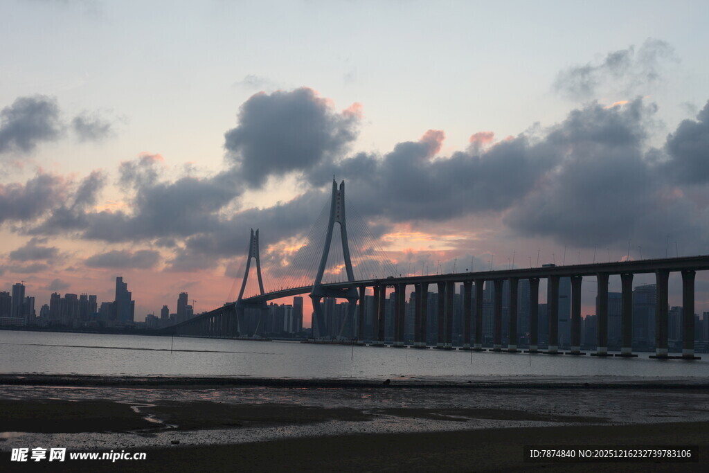 黄昏下壮观的跨海大桥