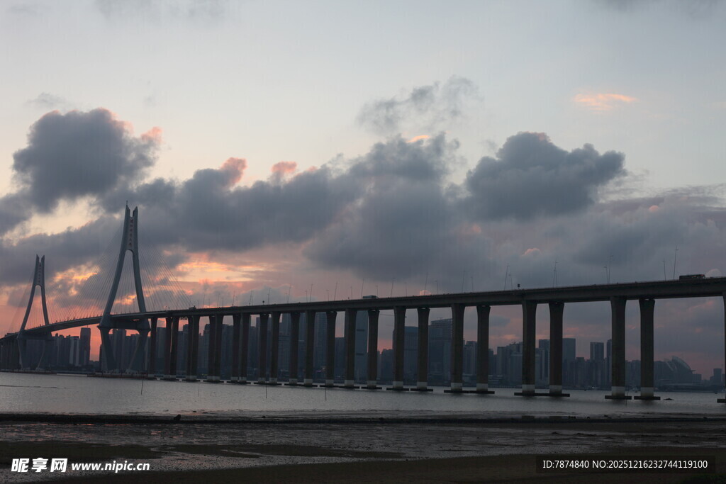 黄昏下壮观的跨海大桥