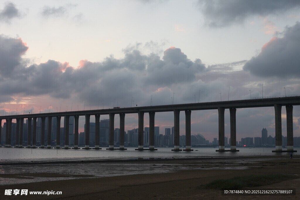 黄昏下的跨海大桥