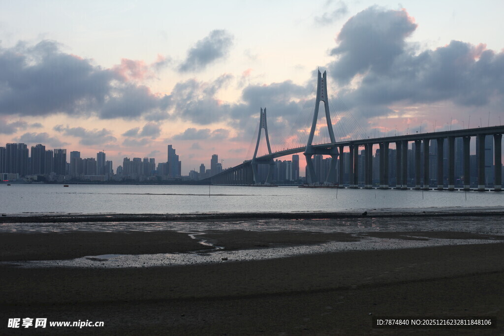 黄昏下的城市跨海大桥美景