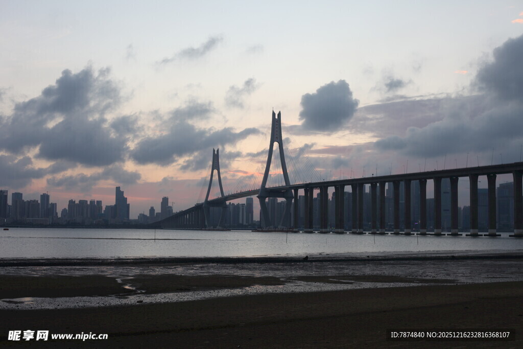黄昏下的跨海大桥美景