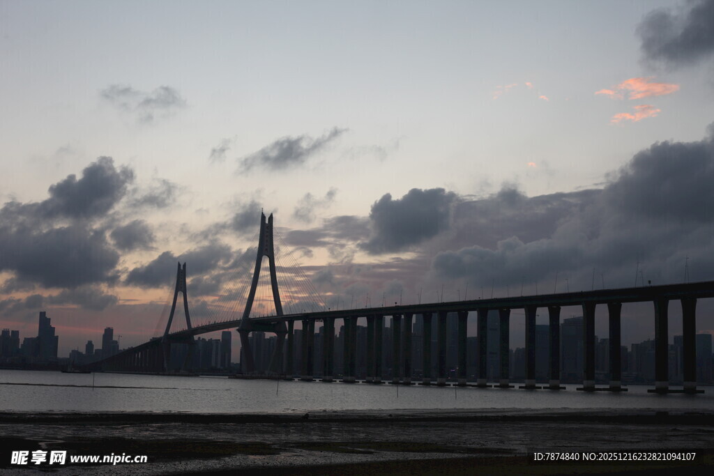 黄昏下的跨海大桥美景