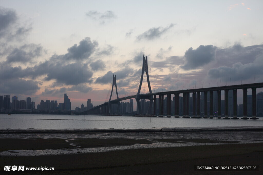 黄昏下的跨海大桥美景