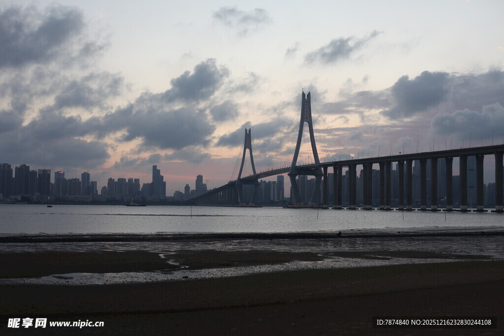 黄昏下的跨海大桥美景