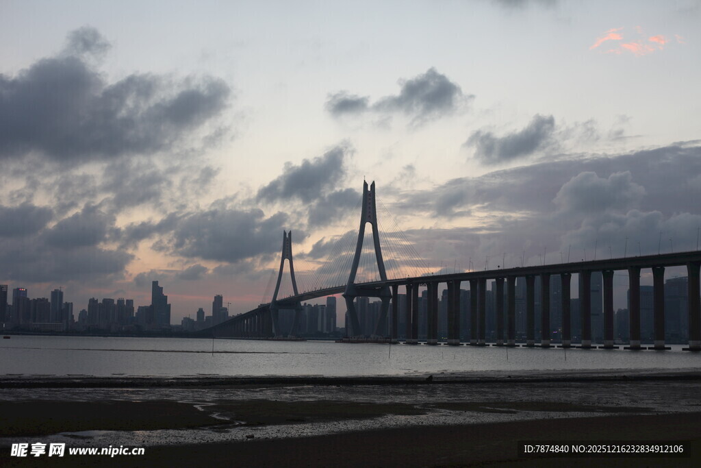 黄昏下的跨海大桥美景