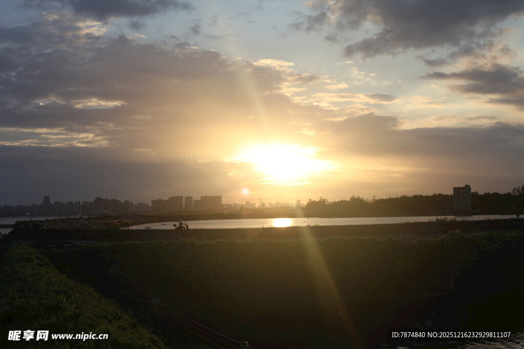 夕阳下的田野风光