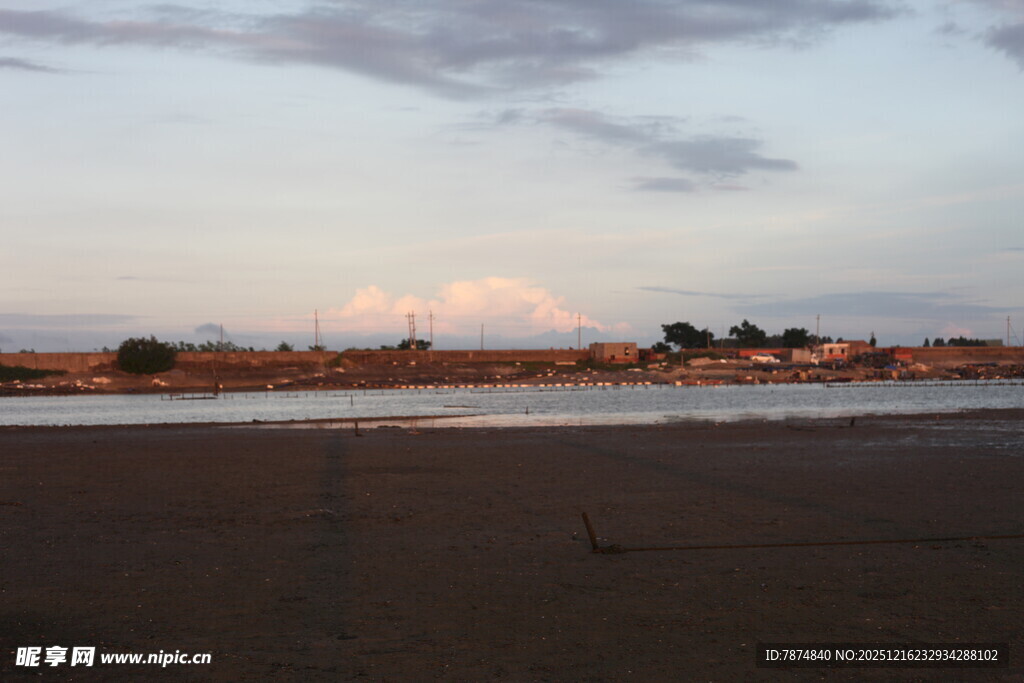 黄昏下的宁静河岸风光
