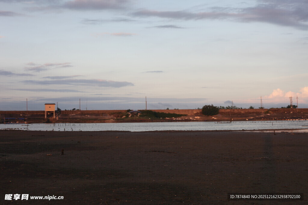 黄昏下的宁静河岸风光