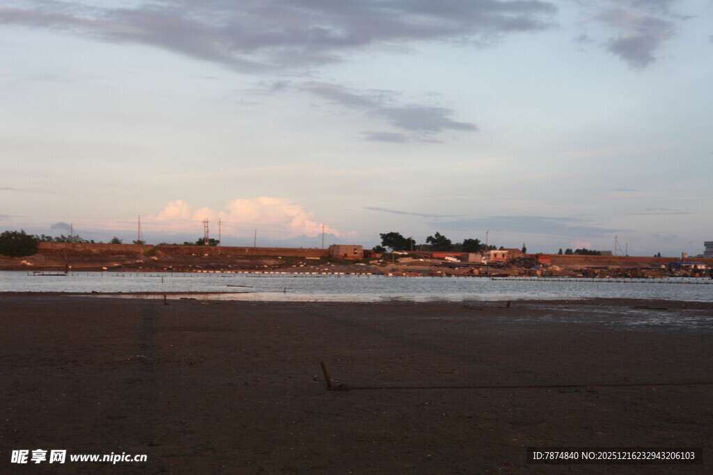 黄昏下的开阔河岸风景