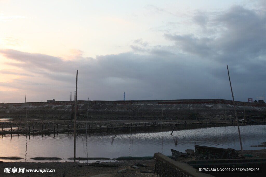 黄昏湖畔的静谧帆船景象