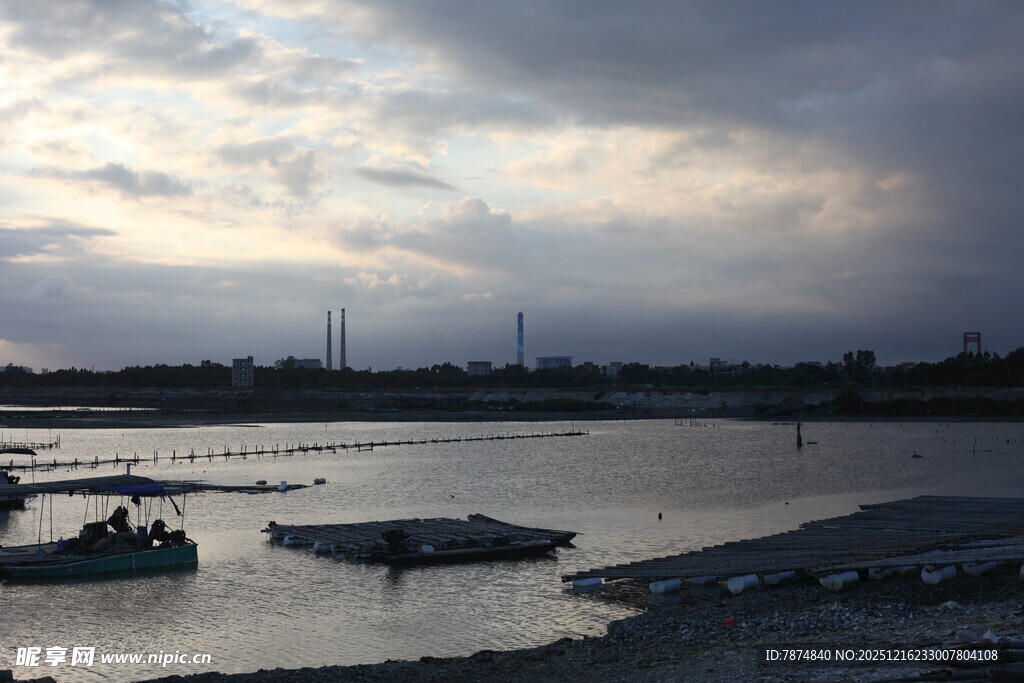 黄昏下宁静的河畔景象