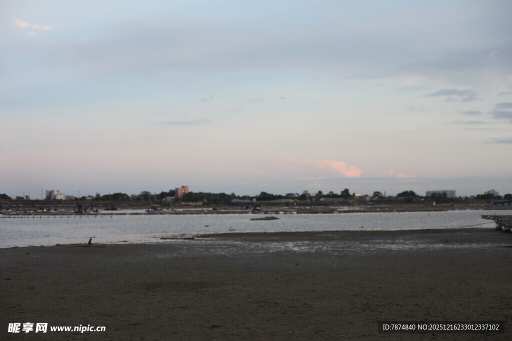 黄昏下的宁静河岸风光