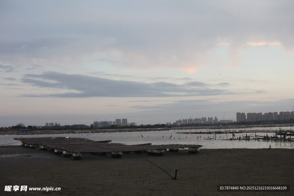 海滨暮色下的静谧码头