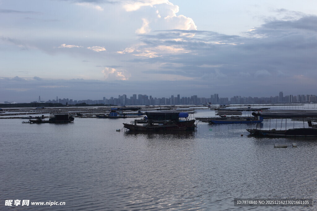 黄昏下宁静的水上船只景象