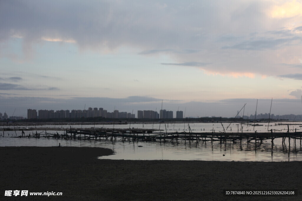 海滨暮色中的栈桥景观