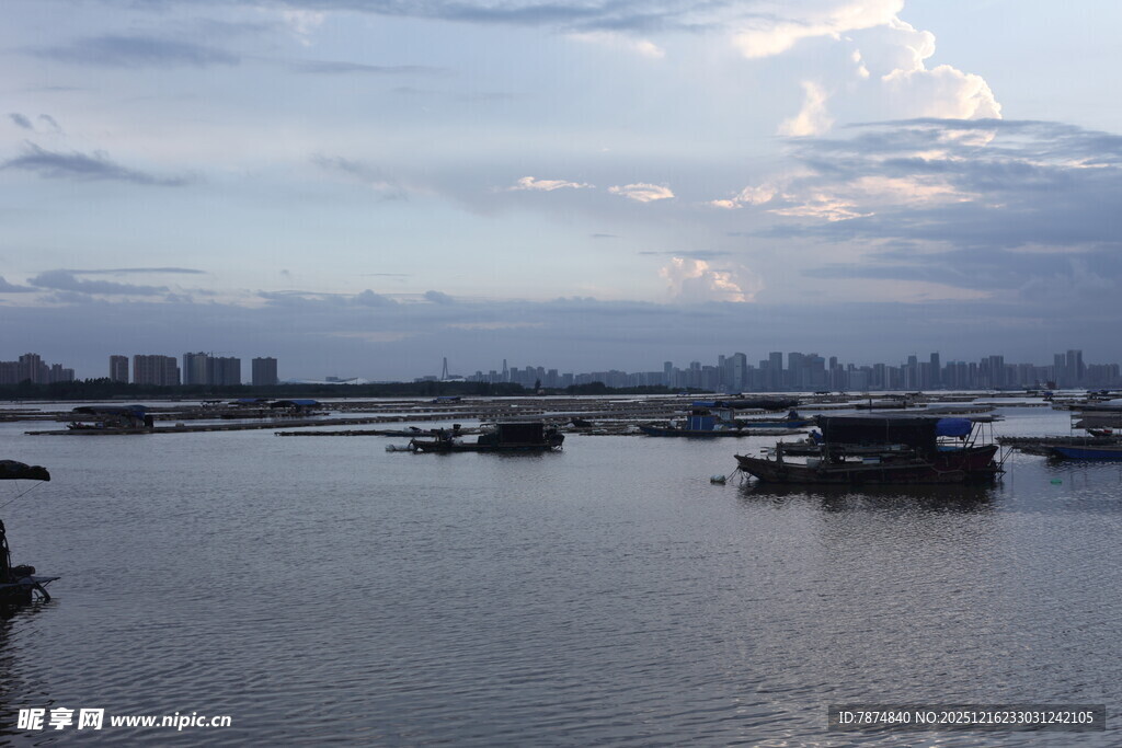江边停泊船只的宁静景象