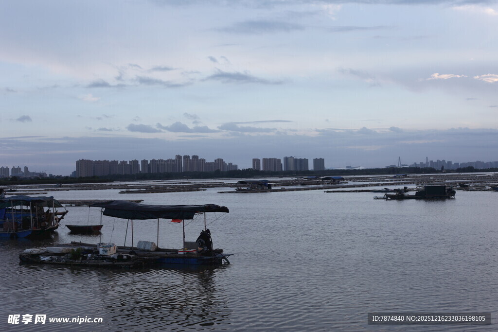 江边水上船只宁静景象